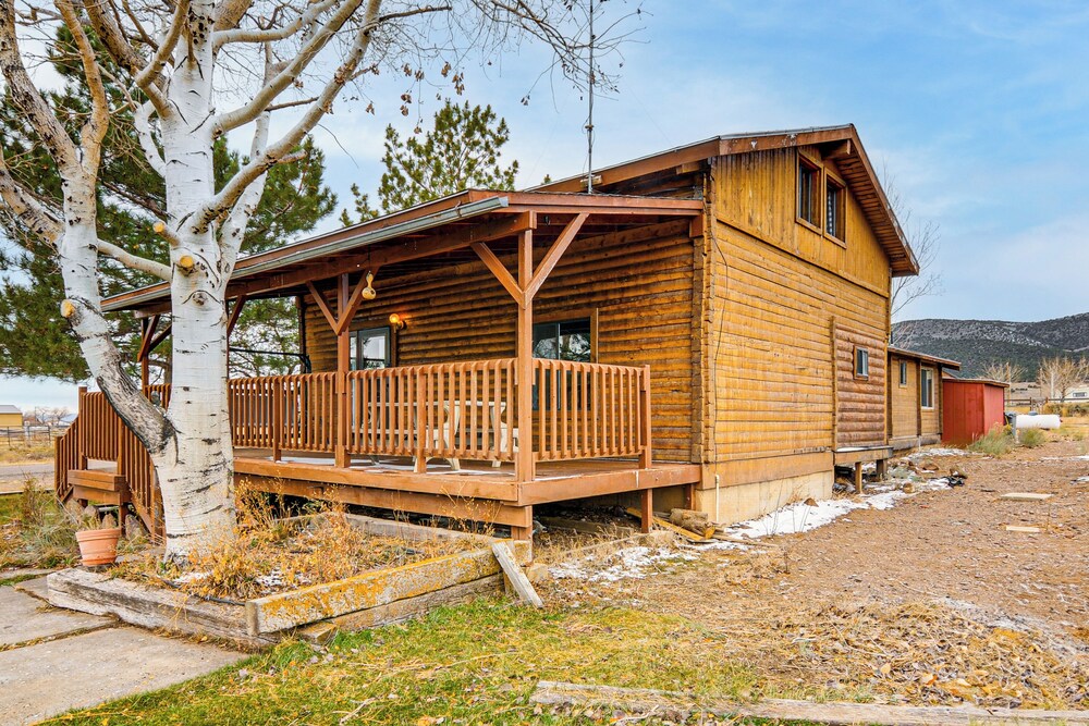 Mtn-view Cabin w/ Horse Pasture in Koosharem