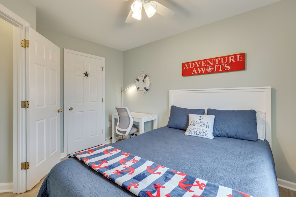 Walk to Shore: Multi-deck Townhome in Kure Beach!