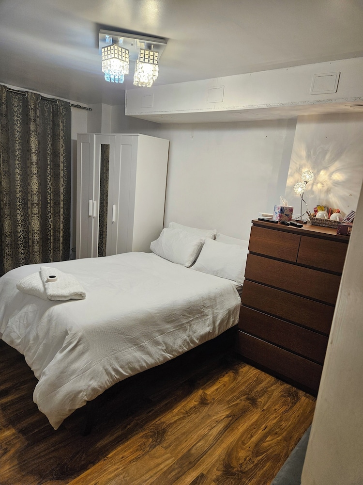 Room-spacious Retreat With Private Balco