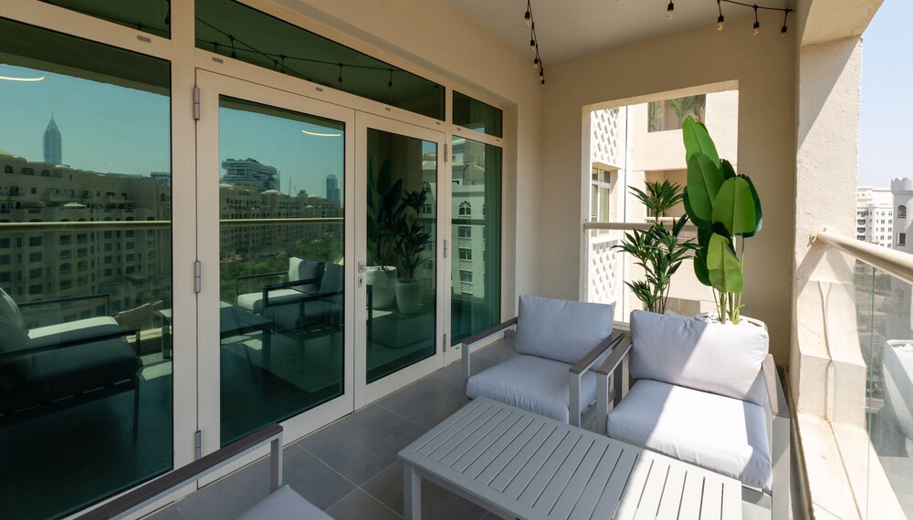 Sleek 2BR Apt at the Palm w Beach Access