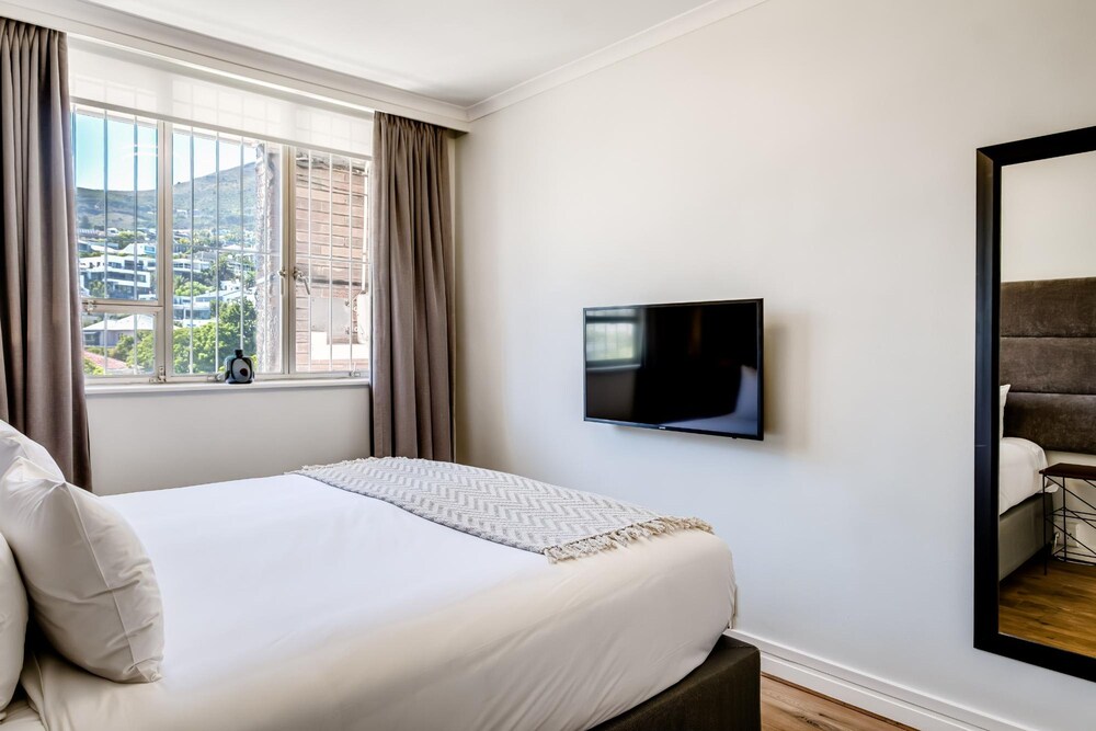 Camps Bay Beachside 2bed w Sea View Cloud 9