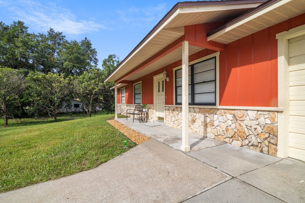 Sunny Retreat - Spacious Yard, Firepit, & Grill 3 Bedroom Home by Redawning