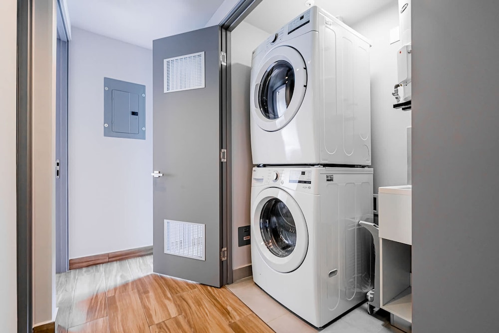 w Modern 2BR w Great Deco in Centriqo