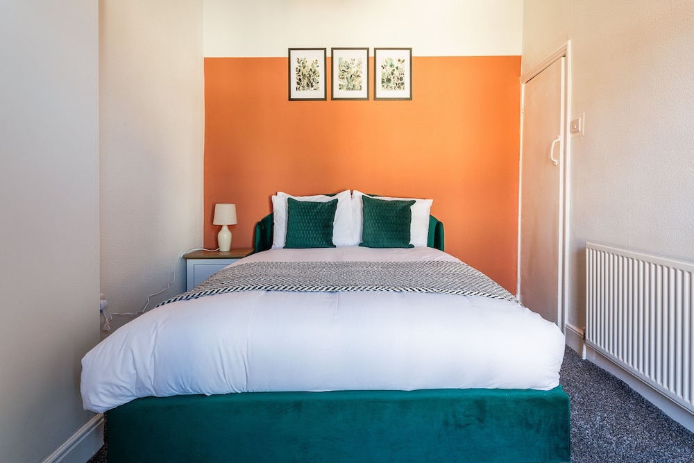 Darlington 4Bd Home: Modern Comfort & Free Parking