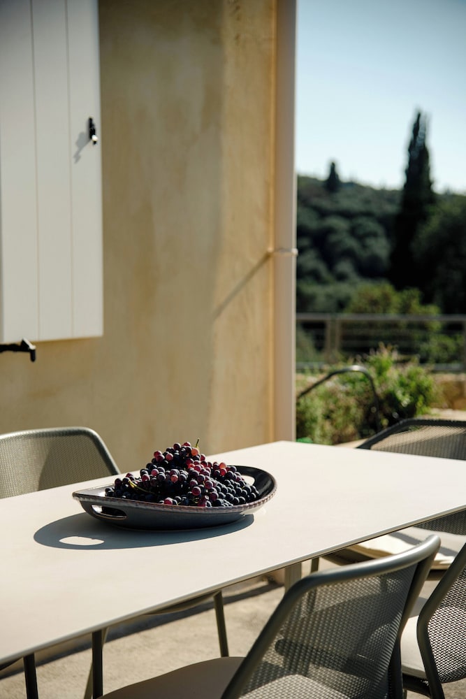 Kukutseli Country Living by White Dream