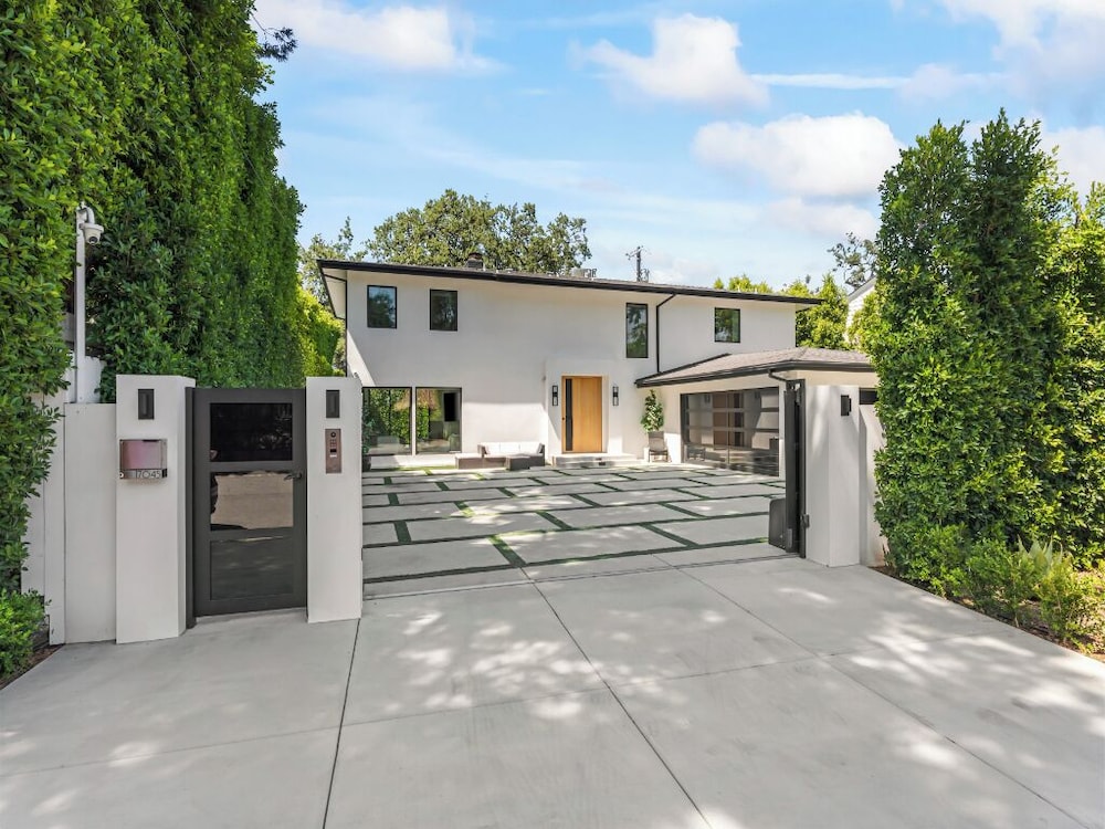 Casa Leona - Modern Masterpiece Behind Private Gates w/ Pool & Chef's Kitchen