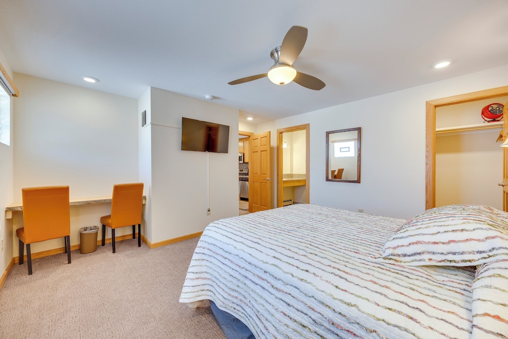 Mountain-view Apt: Walk to Local Attractions!