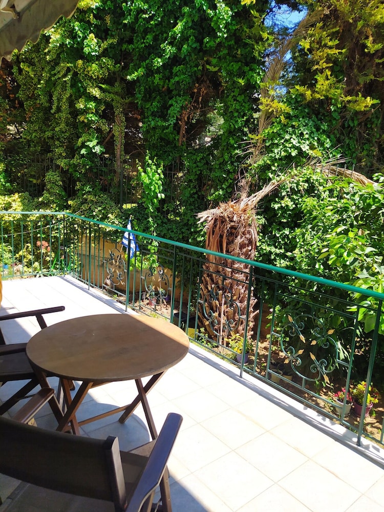 Marousi Comfy Apartment With Balcony