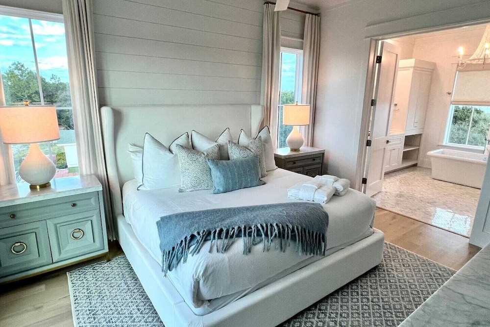 Sunset Pointe 30A by Avantstay Gulf Views, Carriage, Pool