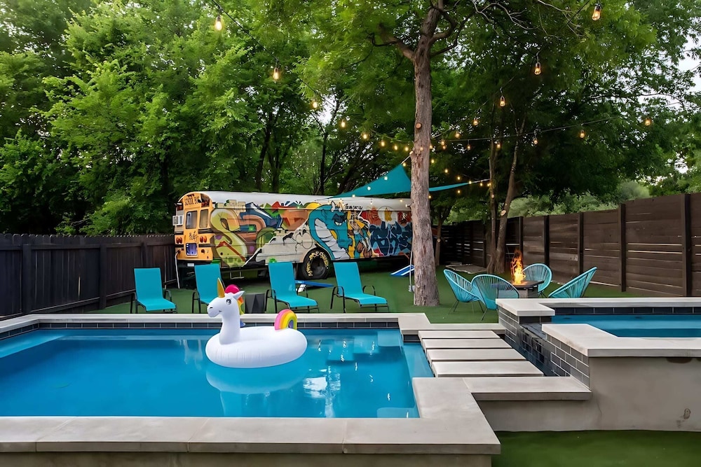 Downtown Austin Oasis w Pool & Hot Tubsleeps 16