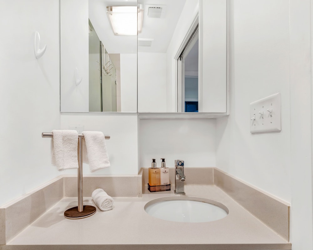 Modern 2-BD Condo in the Heart of Miami