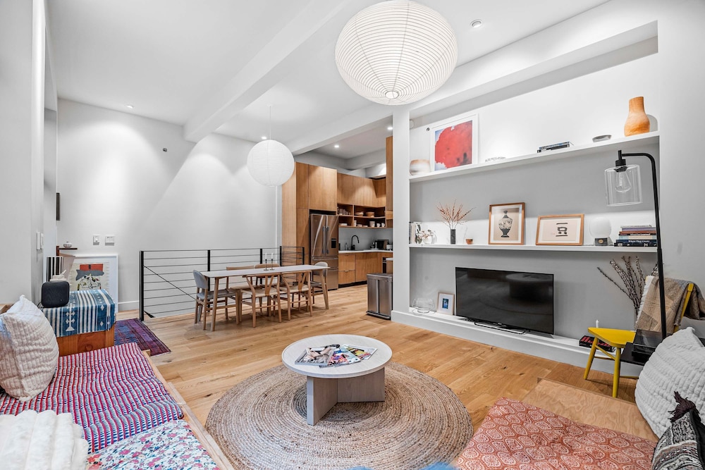 Havemeyer by Rove Travel Duplex Loft w Terrace