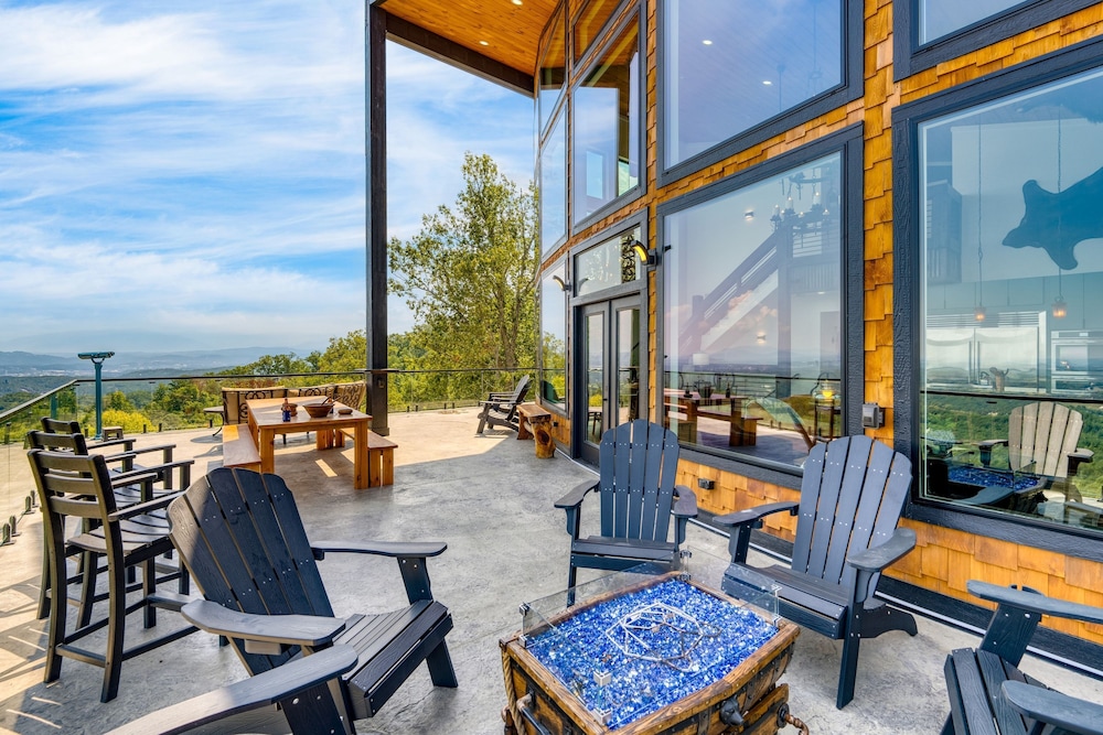 Bear Rug Inn Luxe Stays Pool Views Game Room