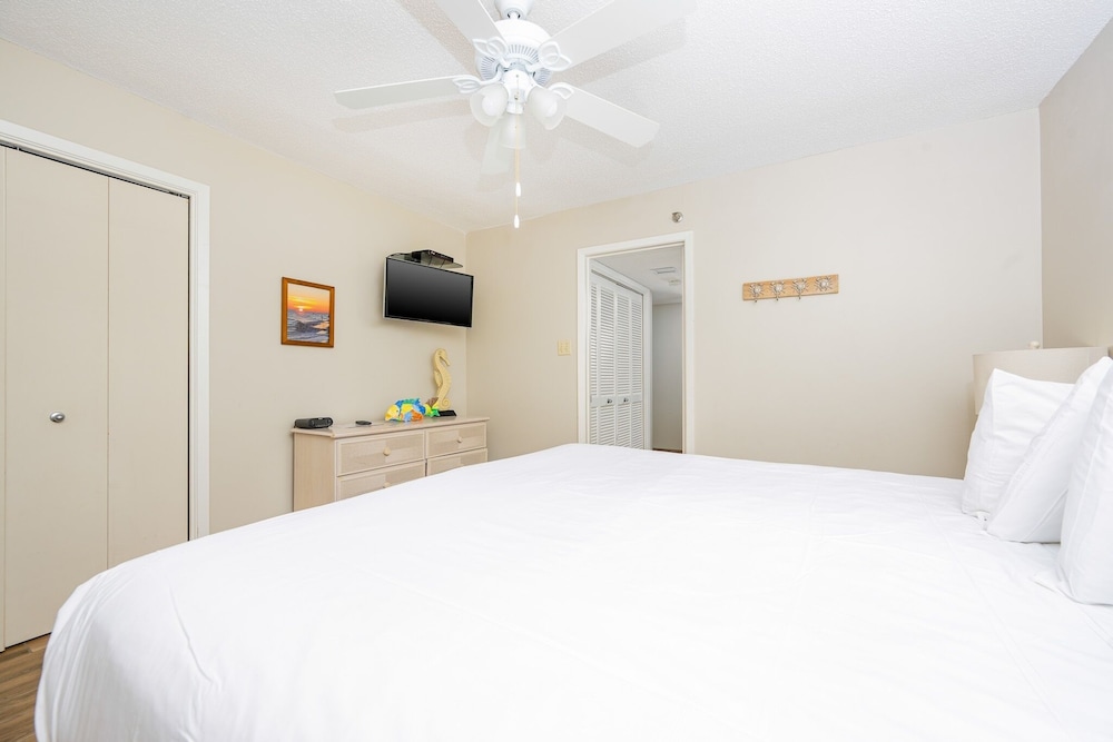 Phoenix Iii 3021 3 Bedroom Condo
