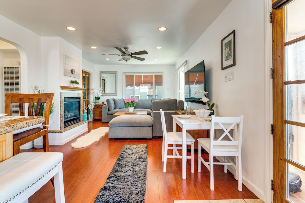 Walk to Ocean: Manhattan Beach Apt w/ Deck
