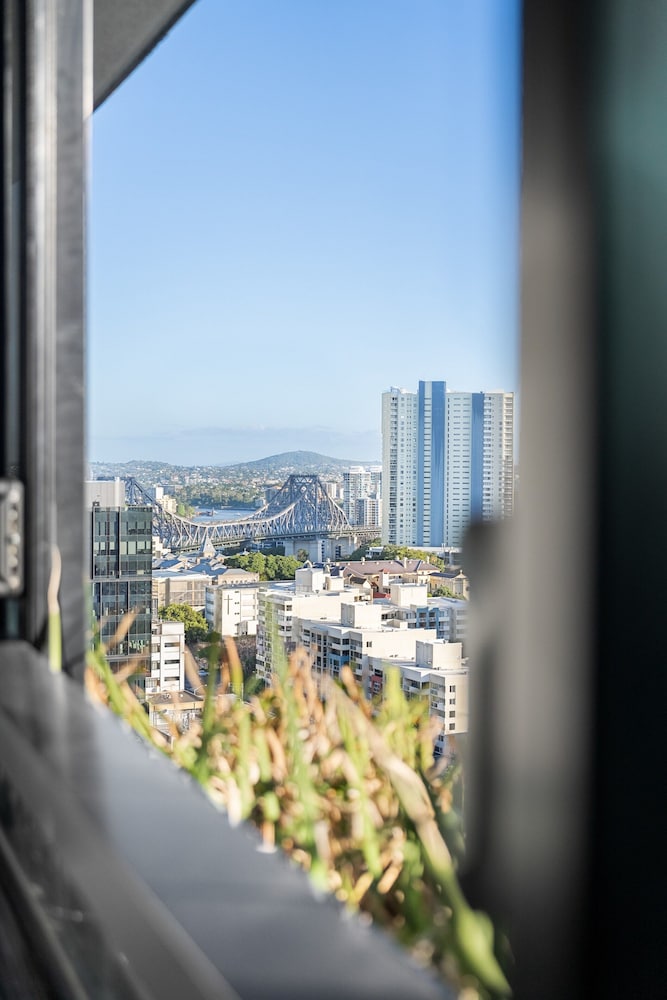 City Escape With Balcony & Resort-style Amenities