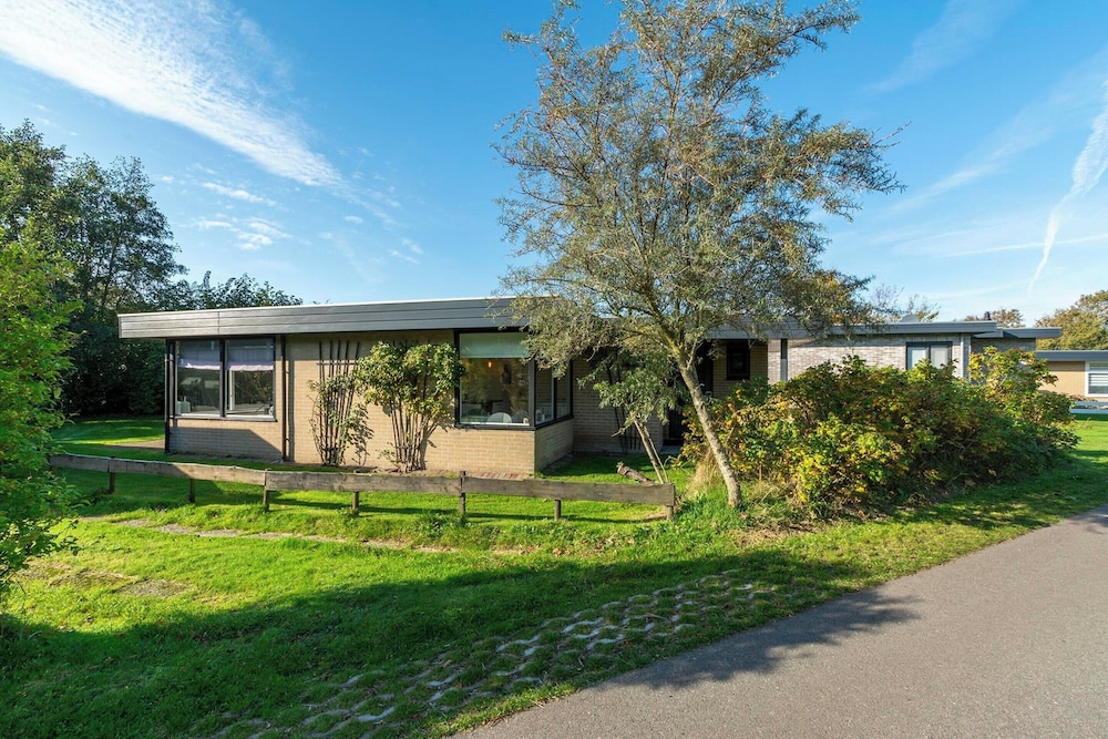 Bungalow in Sint Maartenszee Near Beach
