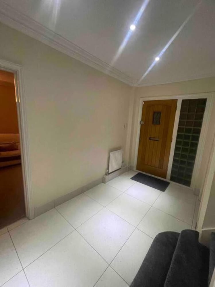 Charming House With Garden - Sleeps 6 & Parking