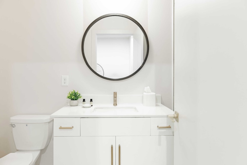 Sleeps 28 2 Units Near DT Nashville Outrider by Avantstay