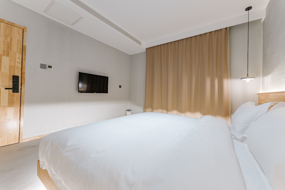 VINAWHISPER Boutique Hotel