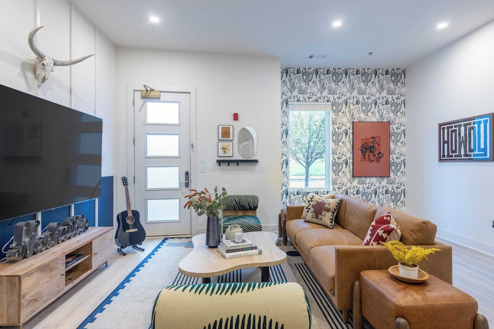 Sleeps 24, 2 Units Mins to Downtown Outrider by Avantstay