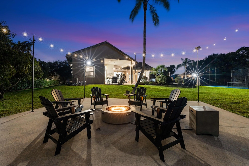 Grand 6BR Plantation Estate w/ Tennis & Pool