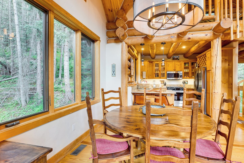 Stunning Views! Ski-in/out Mountain Village Cabin