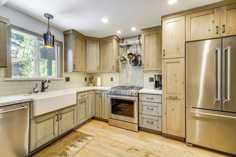 Walk to Diamond Peak: Luxe Chalet w/ Mtn-view Deck