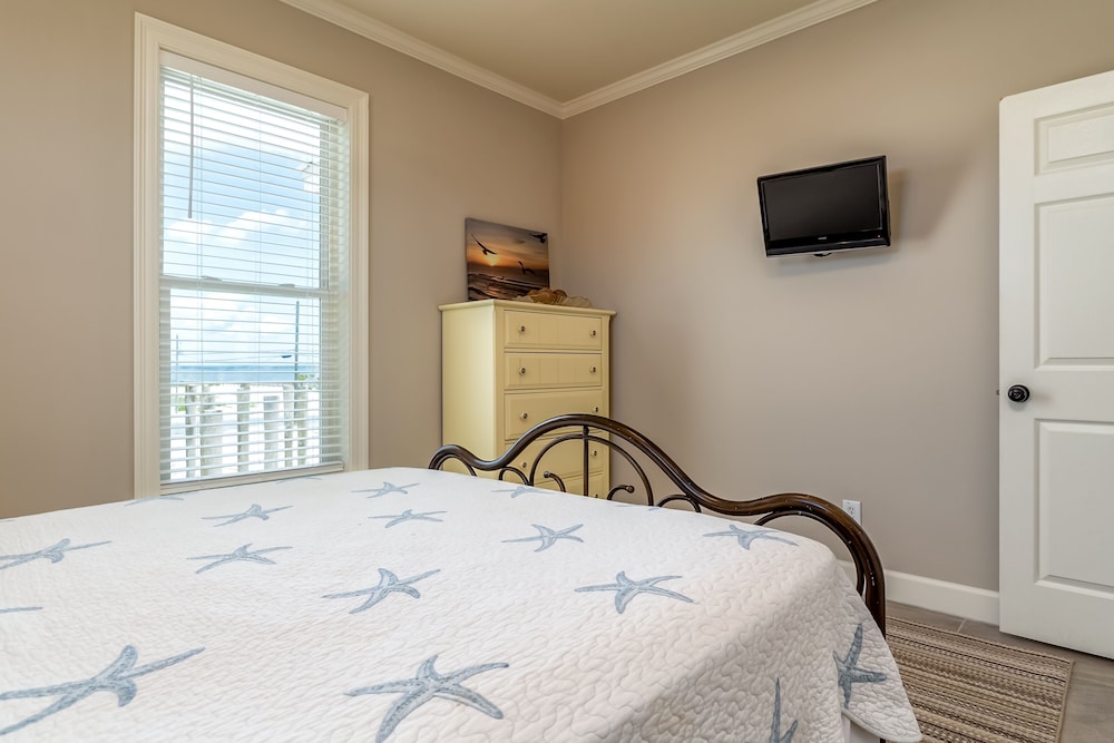 Southern Breeze - Gulf Front! Pet Friendly! Bring The Whole Family For Fun In The Sun! 4 Bedroom Home by RedAwning view 5