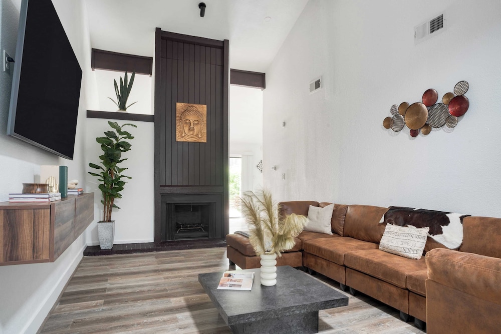 Stylish Retreat, Shared Pool & Yard Near Downtown Fairlawn Lane A by Avantstay