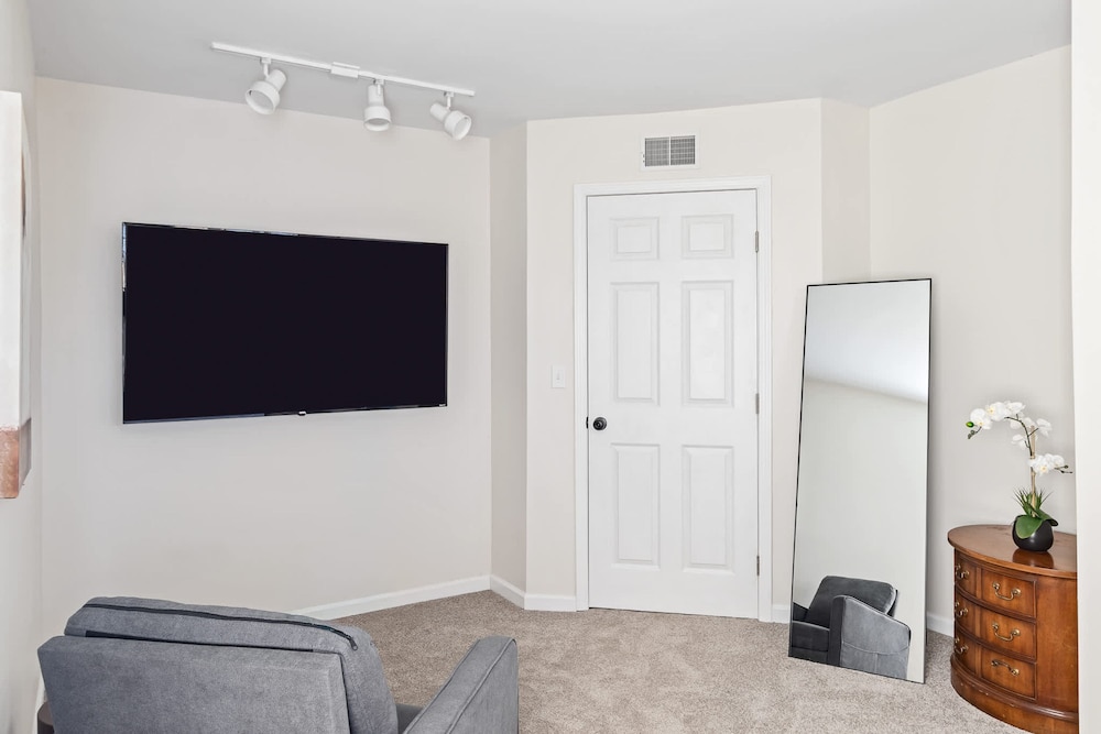 Renovated River Home Hot Tub Sauna Game Room