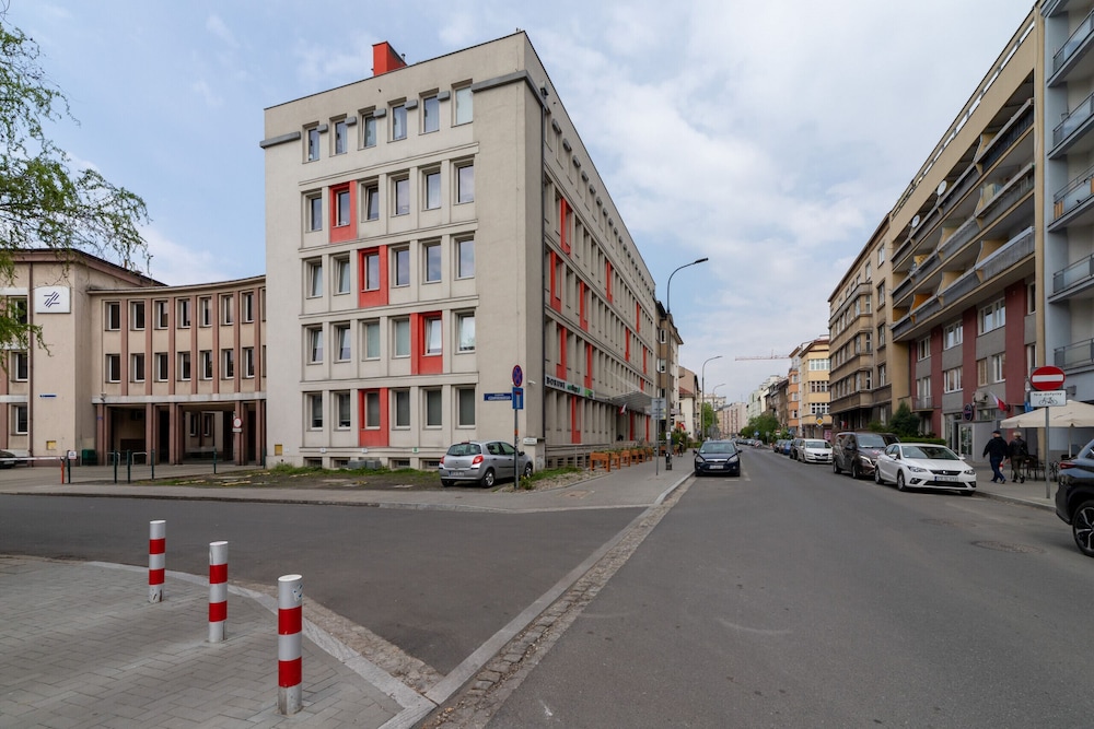 Studio Krakow Lea by Renters view 2