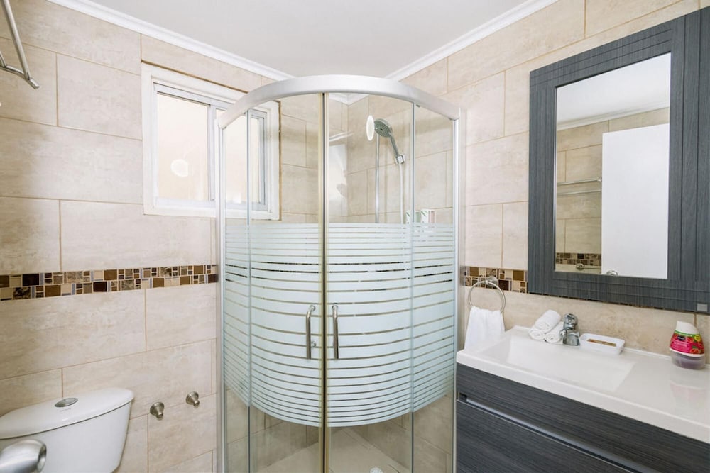 Amazing 2BR 1BA w Pool Close to the Beach BBQ