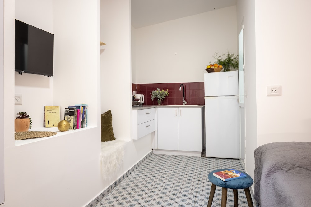 Cozy Charm STU Haifa CTR by Sea N' Rent view 4