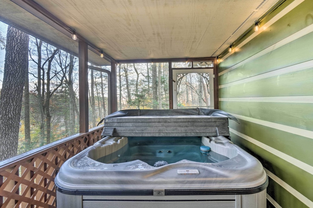 Woodsy Pigeon Forge Hideaway: Private Hot Tub view 2