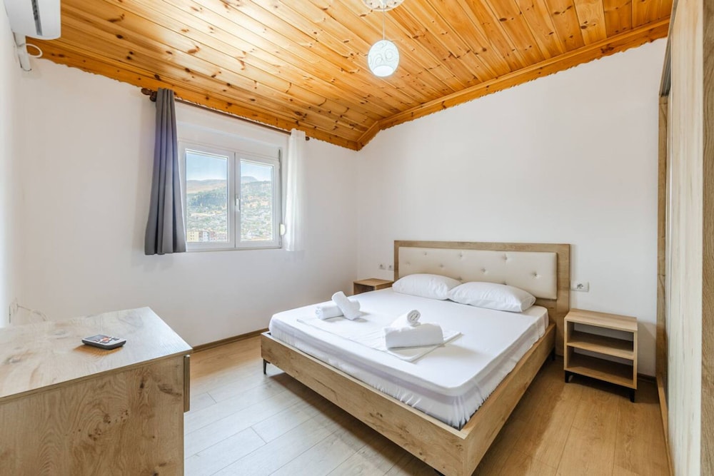 Hillside Apartment Gjirokast r 2