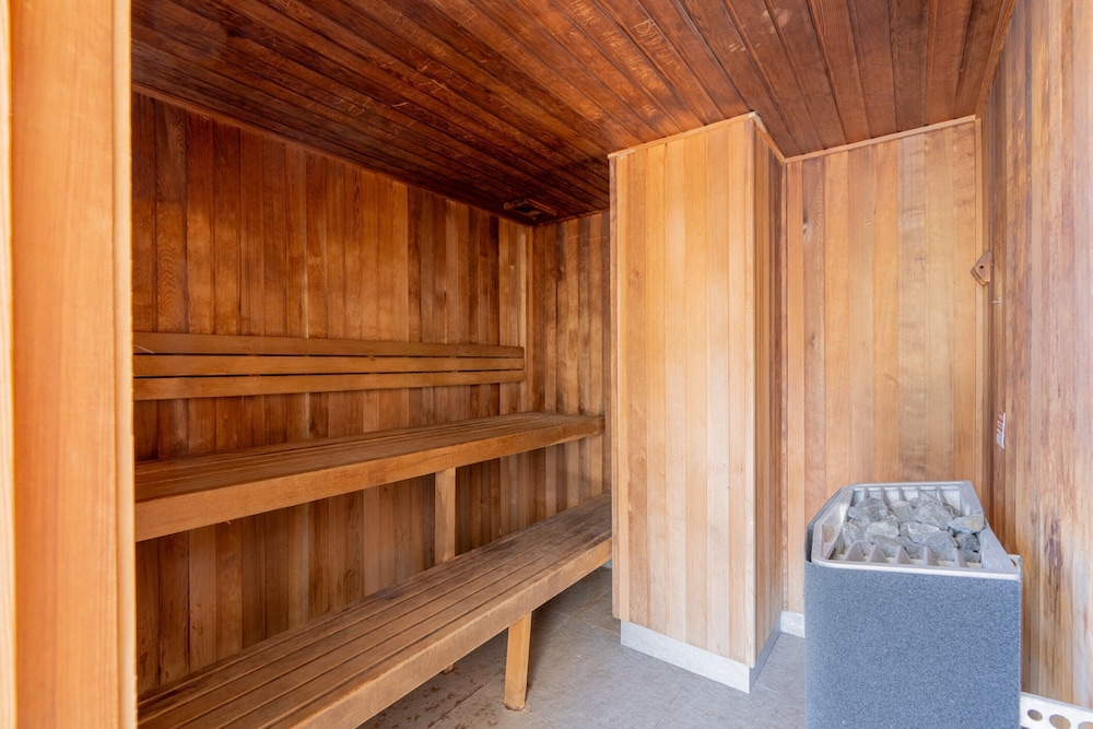 Quirky CBD 1-bed With Pool, Sauna and Balcony