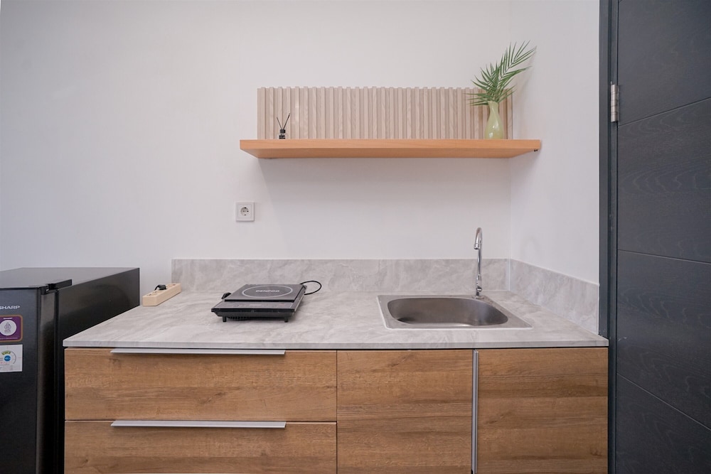Fully Furnished and Homey Studio Collins Boulevard Apartment
