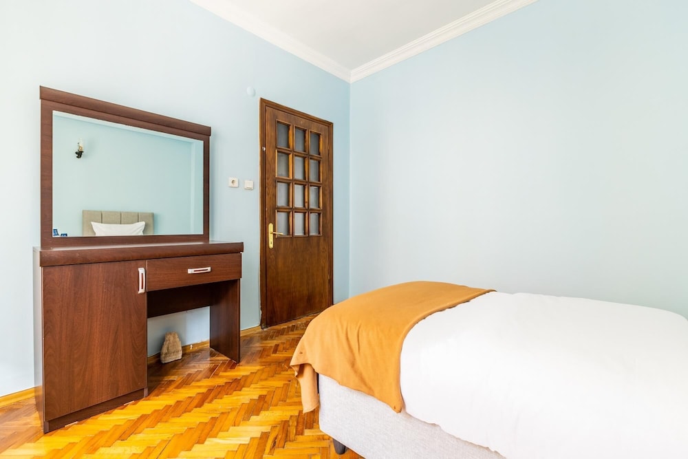 Retro Spacious Furnished Flat Near Kadikoy Marmaray