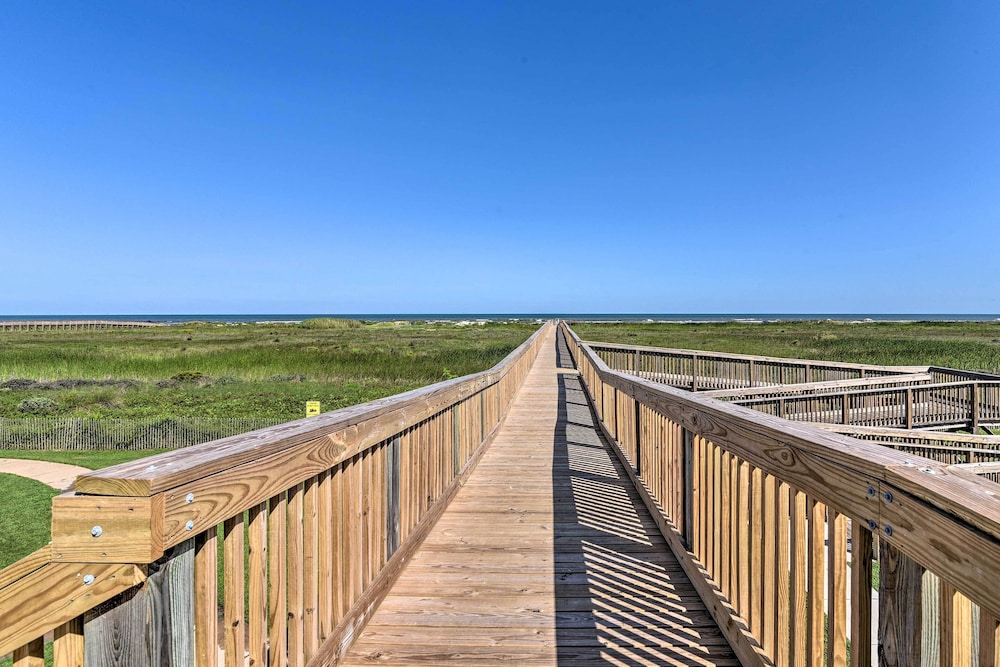 'seas The Day:' Home w/ Pool Access in Galveston