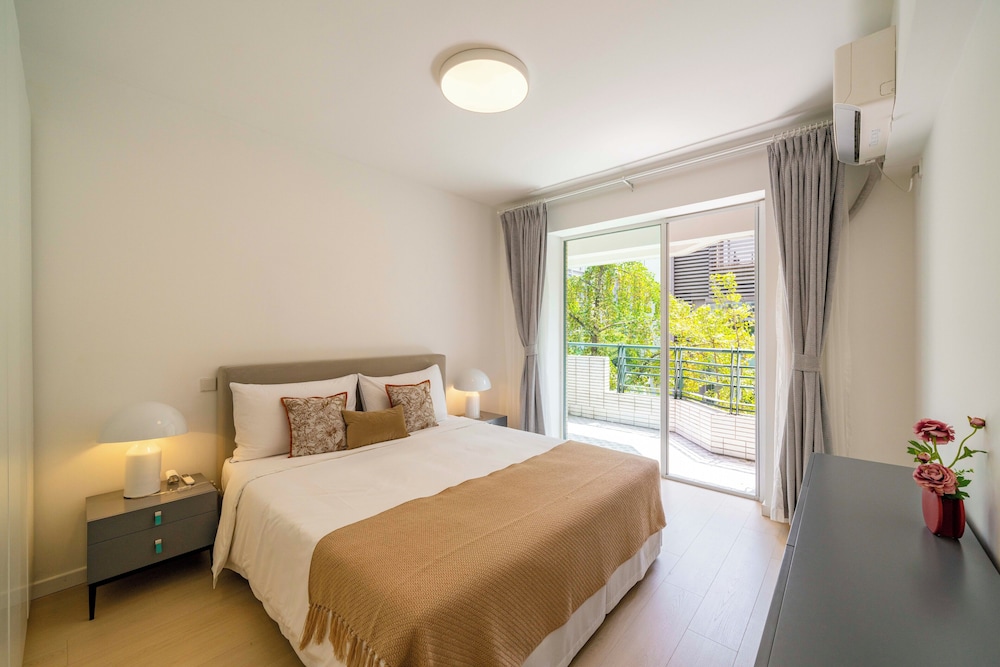 Tyms Stylish 3BR 2BA Apt Xujiahui Shops
