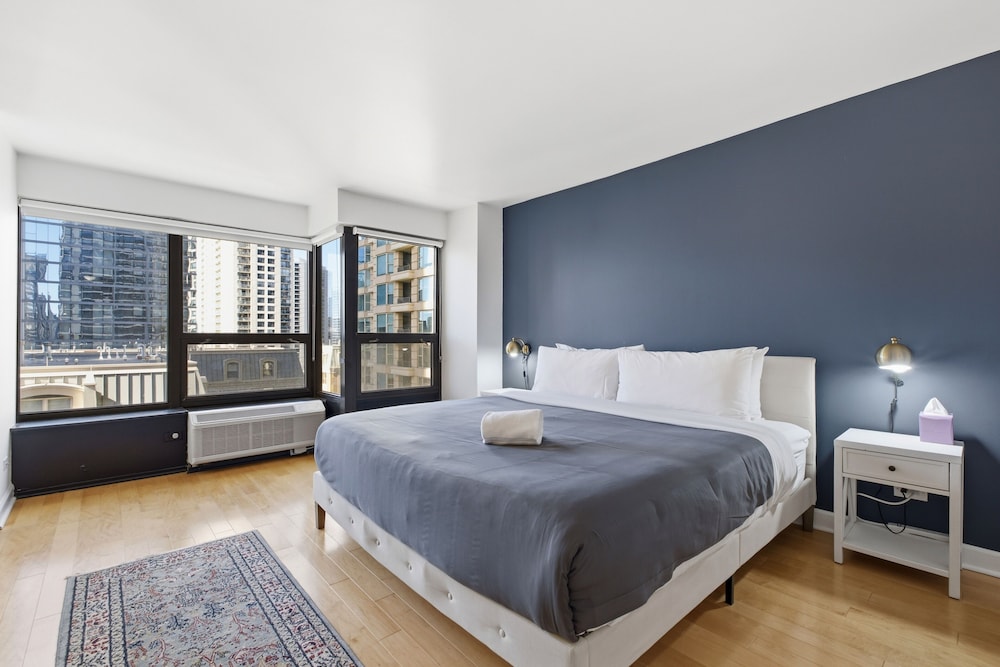 2bd River North Million Dollar Views! Parking Incl 2 Bedroom Condo