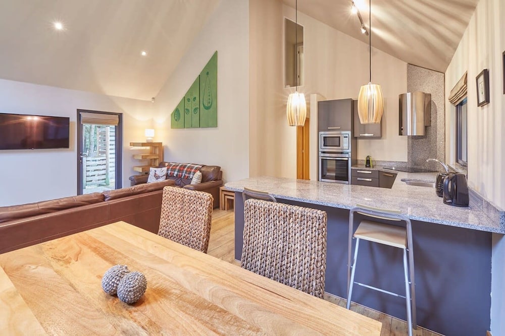 Host Stay Simon Howe Lodge