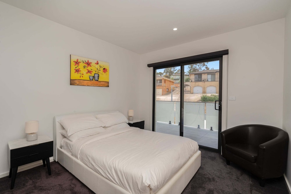 Spacious 5-bed Family Home in Giralang