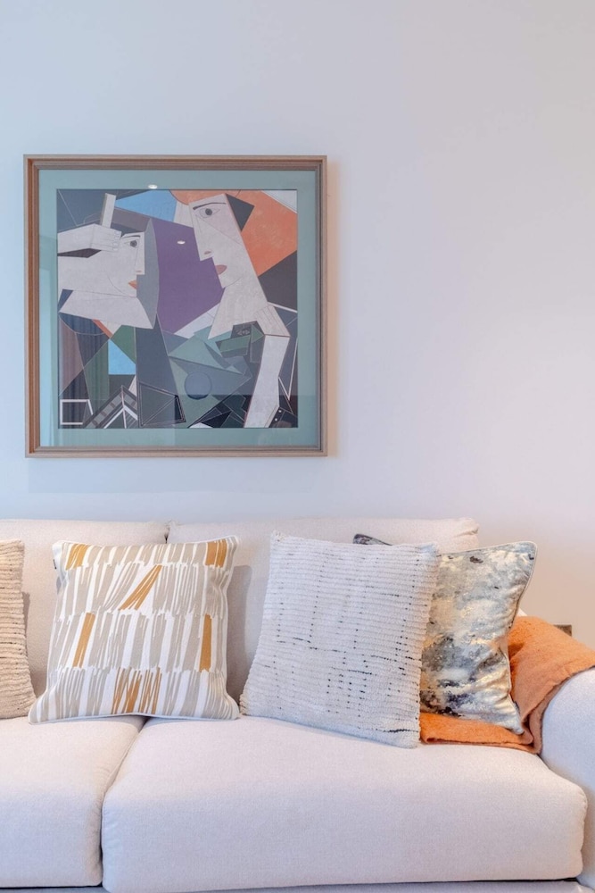 Charming 2BD Contemporary Flat - White City!