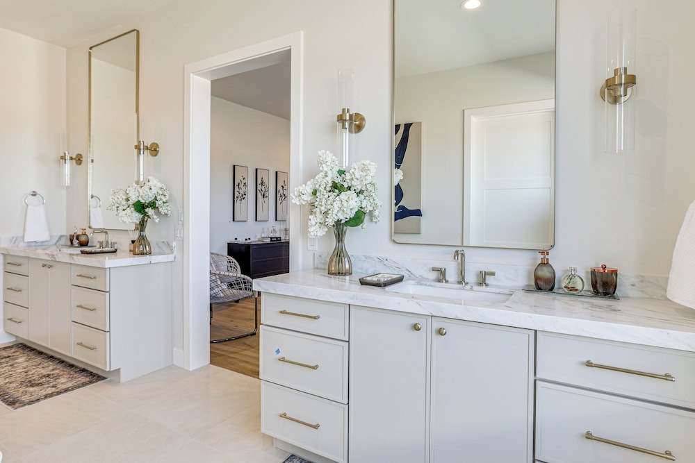 Near Golf - Gem w/ Funished Patio in Chandler!
