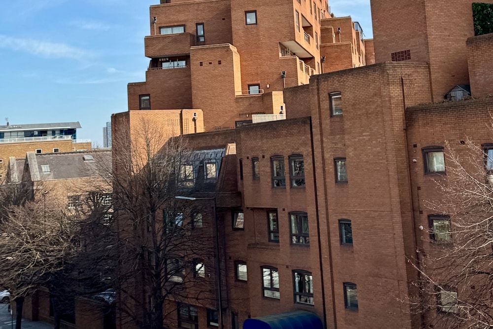 Stylish 1 bed Apartment - Sleeps 4 & Free Parking