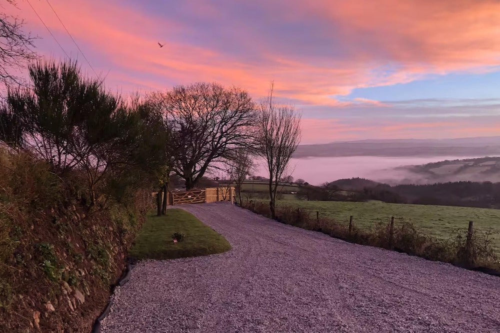 1 Bed Cabin-sleeps 2, Hot Tub, Garden, Pets, Views