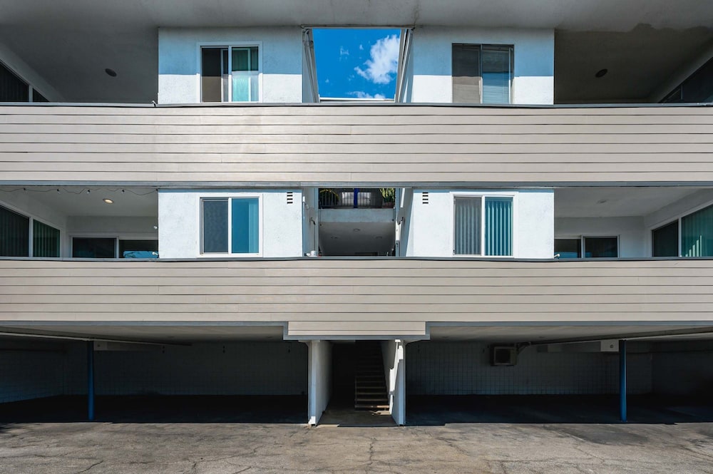 Stylish Home w Free Parking Near LA Hotspots 8