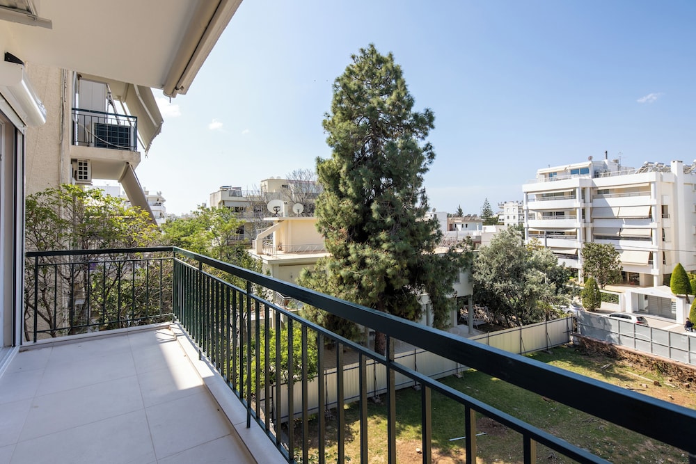 Bloom 2-Bedroom Apartment in Athens